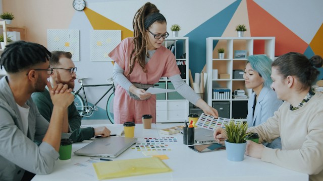 Beratungsgespräch zwischen Unternehmen und Digitalagentur Beratungsgespräch zwischen Unternehmen und Digitalagentur