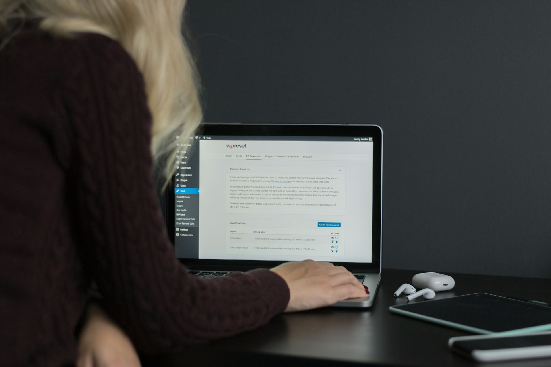 Arbeitsplatz für die Entwicklung einer modernen Unternehmenswebsite