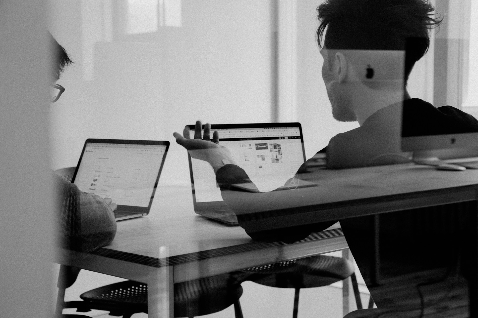 Beratungsgespräch zwischen Unternehmen und Digitalagentur