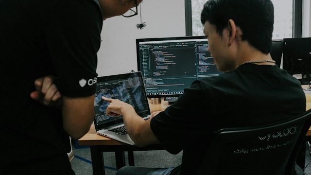 Entwickler arbeitet an einer API-basierten Webanwendung Entwickler arbeitet an einer API-basierten Webanwendung