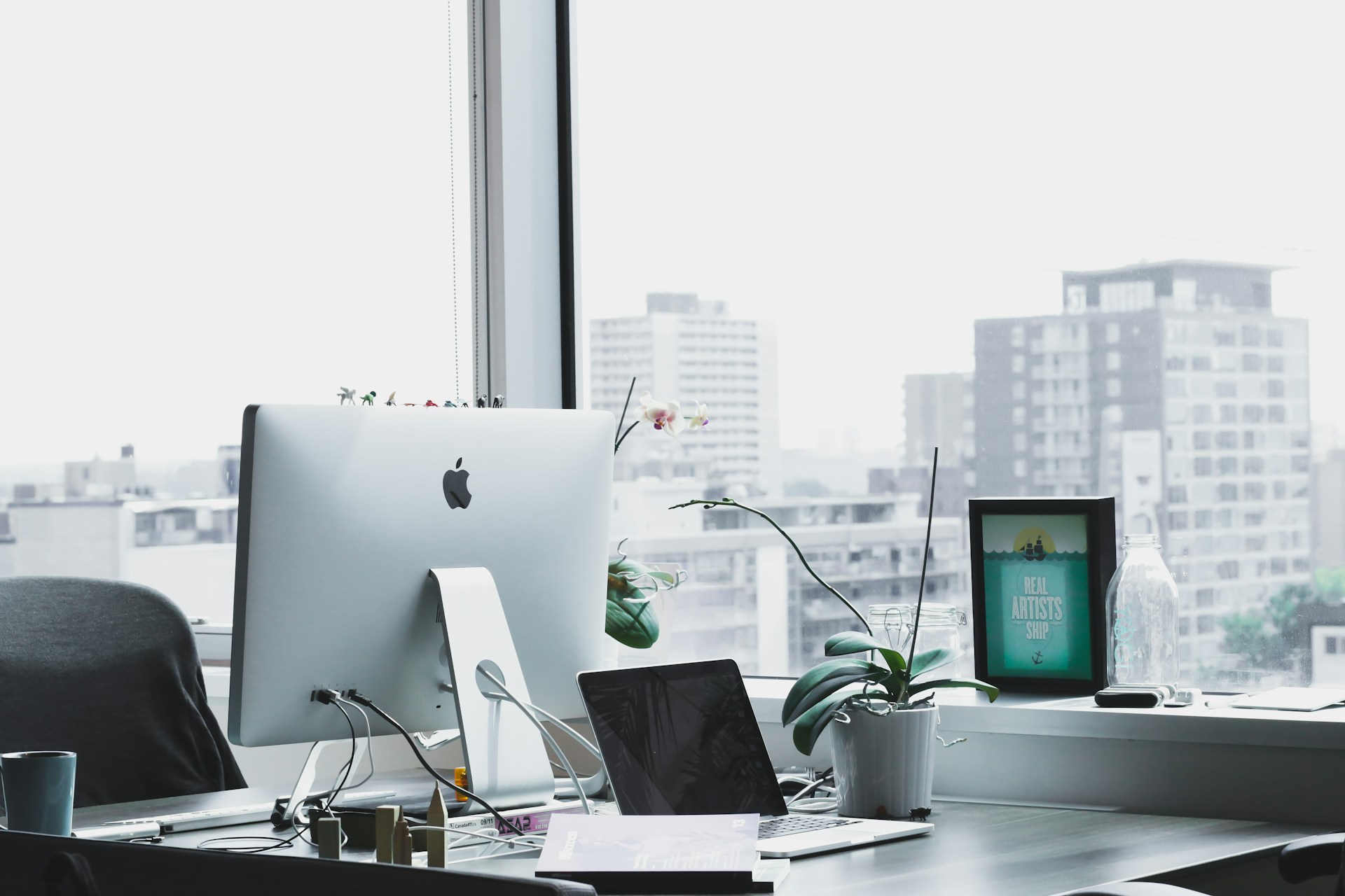 Moderne Arbeitsumgebung als Symbol für professionelles Webdesign