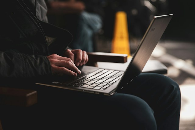 Person bei der Nutzung einer Website auf einem Laptop Person bei der Nutzung einer Website auf einem Laptop