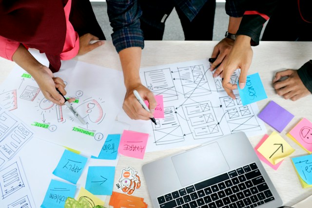 Team bei der gemeinsamen Planung einer neuen Website Team bei der gemeinsamen Planung einer neuen Website